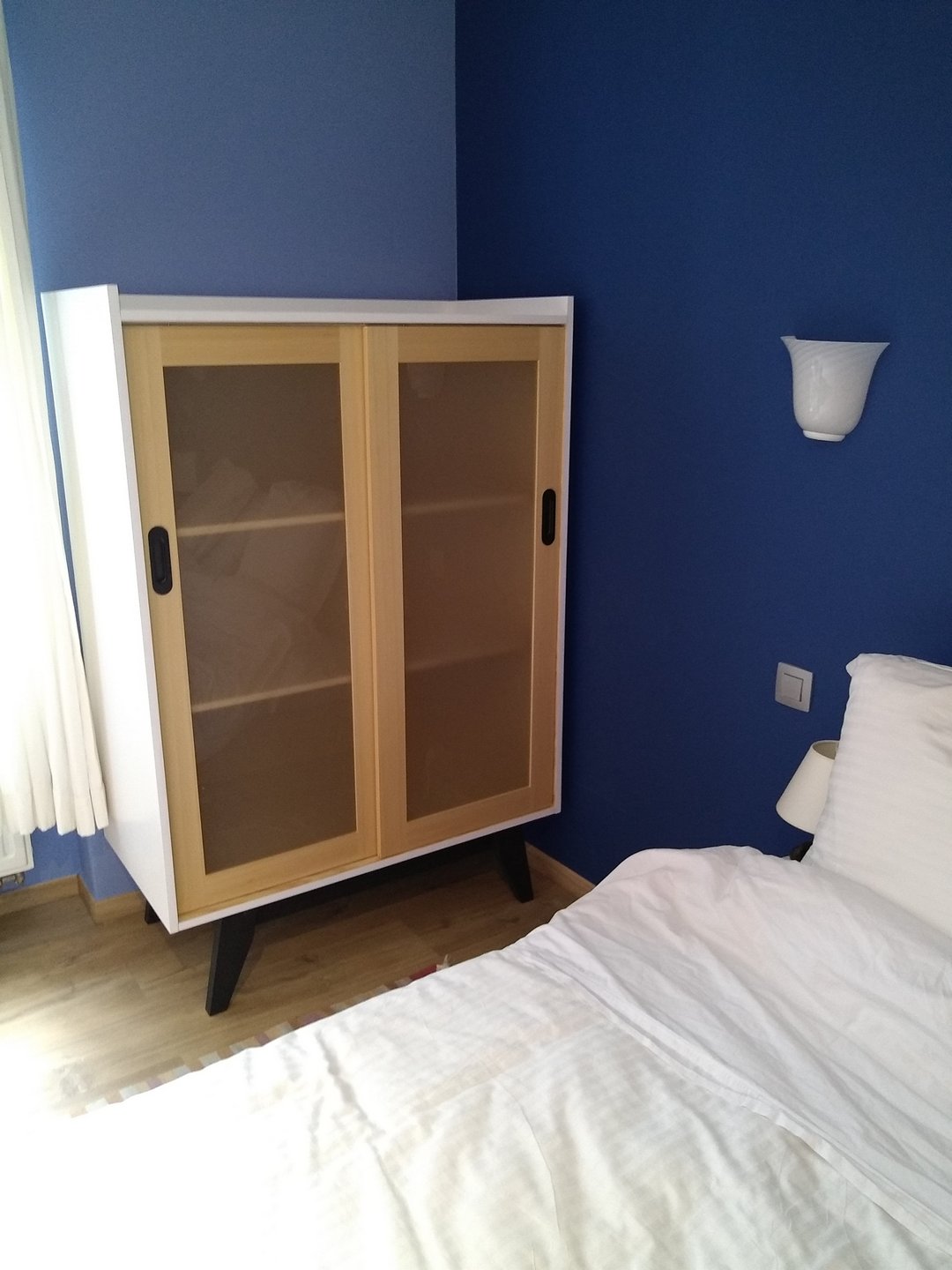 Petit meuble avec 2 portes coulissantes