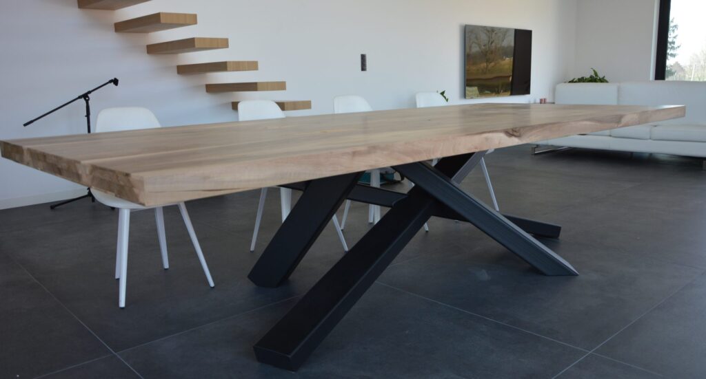 Ce projet réalisé par l'ébénisterie SuperWAAD à Bruxelles part d'une envie pour le client d'avoir une série de meubles design. Ici, la table a été enttièrement pensée avec le client, de la planche aux piétements afin qu'elle s'intègre parfaitement dans sa décoration.