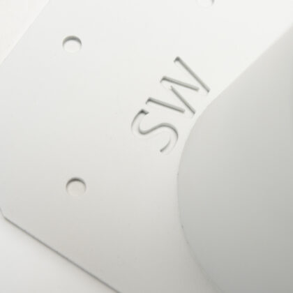 Détail de la signature du pied Atome